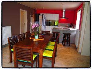 EllezellesComfy holiday home with terrace in Ellezelles的厨房以及带木桌和椅子的用餐室。