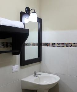 圣萨尔瓦多Hostal de Asturias的一间带水槽和镜子的浴室