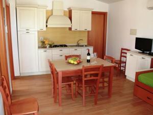 维耶斯泰Comfy apartment with AC in a nice national park的厨房以及带桌椅的用餐室。