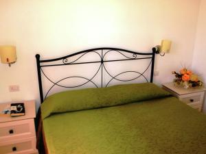 维耶斯泰Comfy apartment with AC in a nice national park的一间卧室配有绿色的床和2个床头柜