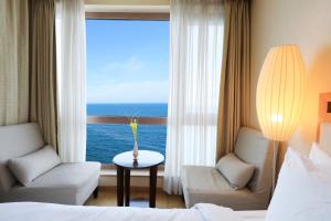 济州岛海洋套房酒店的休息区