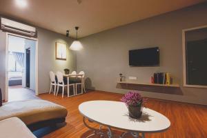 巴西古当塞里阿兰V3酒店的客厅配有沙发和桌子