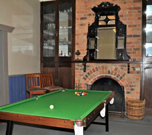 Rochford兰斯菲尔德格兰艾琳酒店的客房设有台球桌和壁炉。