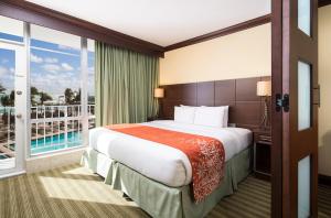 迈阿密海滩纽波特海滨度假酒店的酒店客房设有一张床和一个阳台。