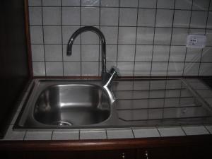 格罗塞托港伊朵皮尼旅馆的厨房里带水龙头的不锈钢水槽