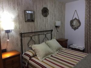 特鲁埃尔Duplex Torico Amantes的一间卧室配有一张床、两盏灯和一面镜子
