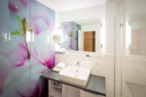 林道Hotel Alte Schule的白色的浴室设有水槽和镜子