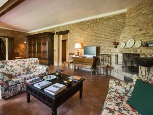 Luxurious Villa in Tabiano Castello with Swimming Pool的休息区