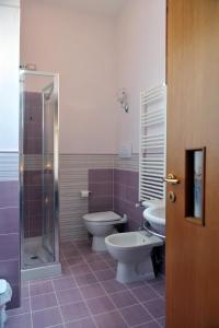 卡瓦德蒂雷尼斯密托德别墅酒店的浴室设有2个卫生间和玻璃淋浴间。