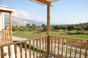 里科索翁Ermolaos Hillside Villas的房屋的阳台享有风景。