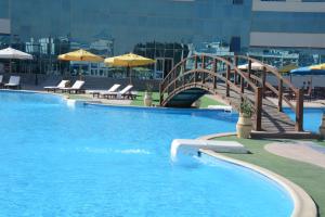 开罗卫队酒店的一座大型游泳池,上面有木桥