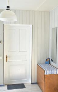 维尔扬迪Lossikambri külaliskorterid的卧室设有白色门和木制梳妆台