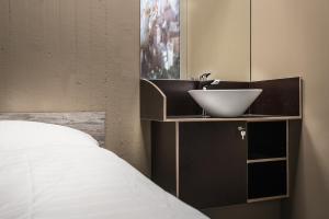 哥廷根哥廷根博克斯酒店（应用程序酒店）的一间带水槽和床的浴室