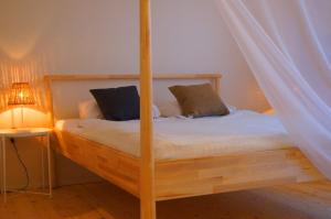 奈达夏日旅馆的一间卧室配有一张带灯的木制双层床
