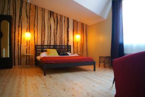 奈达夏日旅馆的一间卧室配有一张带红色毯子的床