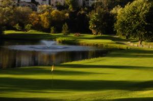 拉莫纳圣维森特高尔夫度假酒店的一个带池塘和喷泉的高尔夫球场