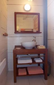 圣弗洛朗Albaria Lodge的一间带水槽和镜子的浴室