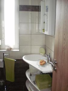 巴拉顿菲兹弗Molni的浴室配有白色水槽和卫生间。