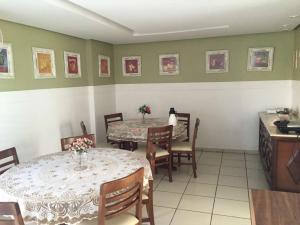 贝洛奥里藏特Hospedagem Chamonville的一间带2张桌子和椅子的用餐室
