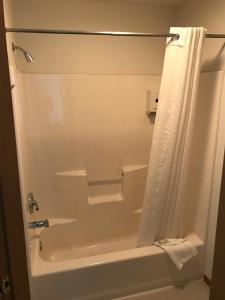西沃德港景宾馆的浴室配有浴缸和淋浴及浴帘