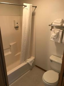 西沃德港景宾馆的浴室配有白色卫生间和淋浴。
