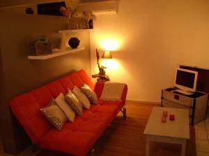 厄唐萨雷La Buddha Case的客厅配有橙色沙发和桌子