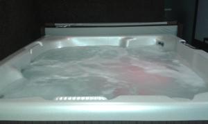 TouguinhoVilla Amor的白色浴缸,里面装满了粉红色的液体