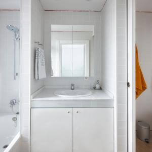 格拉纳达Loft Homelike的白色的浴室设有水槽和镜子