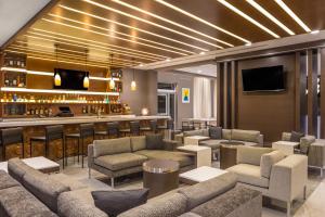迈阿密迈阿密机场温德姆集团温盖特酒店 的带沙发的酒店大堂和酒吧