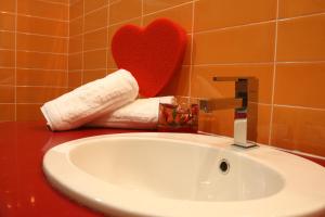 那不勒斯菲尤特拉会议中心酒店的浴室水槽墙上有红色的心