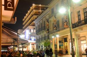 帕特雷地中海酒店的一群人晚上在街上走