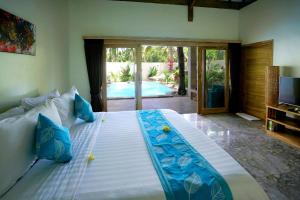 吉利特拉旺安森南私人别墅的游泳池客房内的一张大床