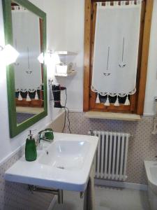 奥卡纳诺木之声住宿加早餐旅馆的一间带水槽和镜子的浴室