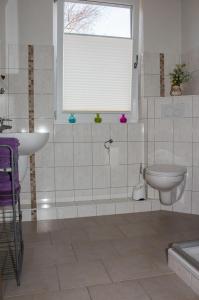 比苏姆Gästehaus Margareth的一间带水槽和卫生间的浴室以及窗户。