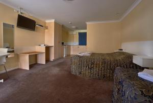 土乌巴杰弗里斯汽车旅馆的酒店客房设有两张床和一台平面电视。