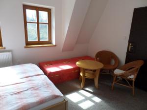斯塔雷梅斯托Kralicka Chata的卧室配有一张床和一张桌子及椅子