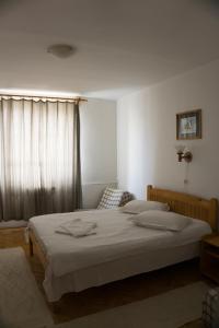 密古雷休治Hotel Merkur的一间卧室设有两张床和窗户。