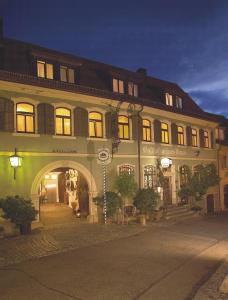 代特尔巴赫格吕内鲍姆酒店的前面有拱门的大建筑