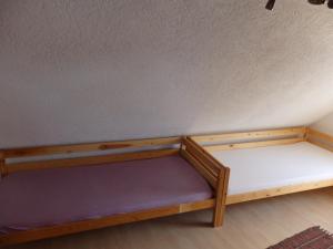 Stadtsteinach科罗纳克尔公寓的客房内的一张木制双层床