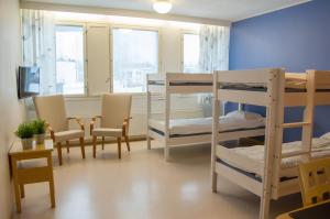 库奥皮奥Spa Hostel Kunnonpaikka的客房设有两张双层床和一张桌子及椅子。