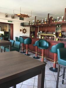 黑尔戈兰岛斯图本摩卡酒店的一间带桌椅的餐厅和一间酒吧