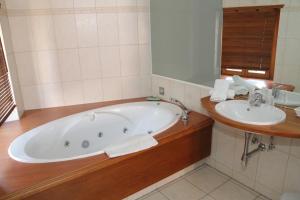 埃圭斯海姆Auberge du Rempart的带浴缸和盥洗盆的浴室