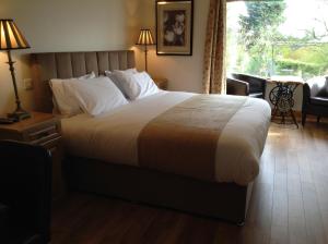 Drumcliff本布尔本农舍住宿加早餐旅馆的一间卧室设有一张大床和一个窗户。