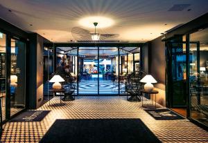 赫尔辛基F6酒店的大厅,在一座建筑里有两个桌子和两个灯