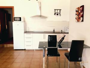 纳萨雷特Vivienda vacacional Finca Ribera De Cortes的厨房配有桌子和黑色椅子