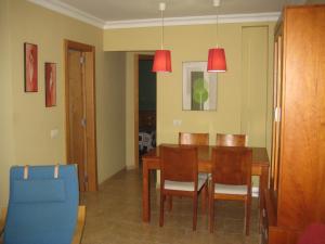 圣克鲁斯-德特内里费Apartamento Santa Cruz de Tenerife的厨房以及带桌椅的用餐室。