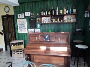 日安Le Repos du Marinier的酒吧设有木柜台,提供葡萄酒