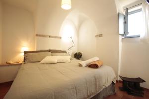 博尔焦韦雷齐Blu Oltremare的卧室配有一张大白色床和窗户