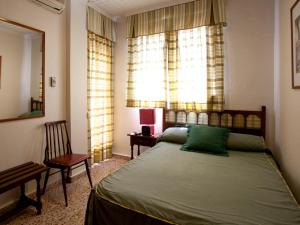 马萨龙Hotel Costa的卧室配有床、椅子和窗户。