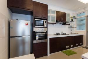 普特拉贾亚Palm Armada Residence Free Parking and Netflix的厨房配有不锈钢冰箱和橱柜